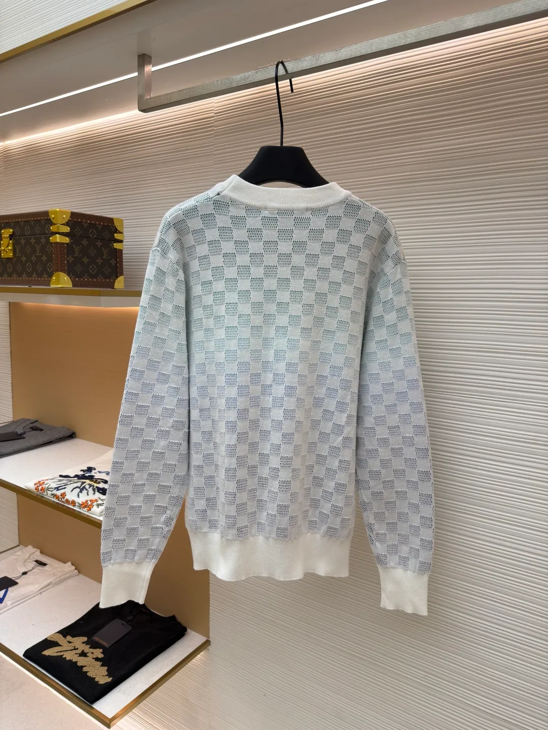 LOUIS VUITTON Checkerboard Gradient Jacquard Sweater ●Original version: Purchased and developed for 12200 ●Item number: 1681959-A85 ●Fabric: 100% cotton ●Technology: Jacquard production ●Color: Gradient color ●Version: Fitted version ●Weight: about 475 grams ●Size: S-M-L-XL ●Description: Made of 80 cotton, 20 wool blended wool. The bottom adopts multi-color inlay weaving method, and the face is imported and woven into a hollow checkerboard pattern, while showing the unique style of gradient technology. Garment washing removes wool residue, leaving the upper body softer. Signature embroidered logo at chest. This cotton long-sleeve sweater is updated with a jacquard mesh knitting technique that embodies the Damier pattern, creating a gradient effect in elegant tones, while adding a sophisticated touch with the Marque L.Vuitton Déposée embroidered patch at the rear. The overall wiring is straight and delicate, the fabric is comfortable and soft, and the color is consistent without color difference. It can be matched with the same style to create a fashionable look and control various occasions. Customized accessories, complete with three standards, same style for men and women!